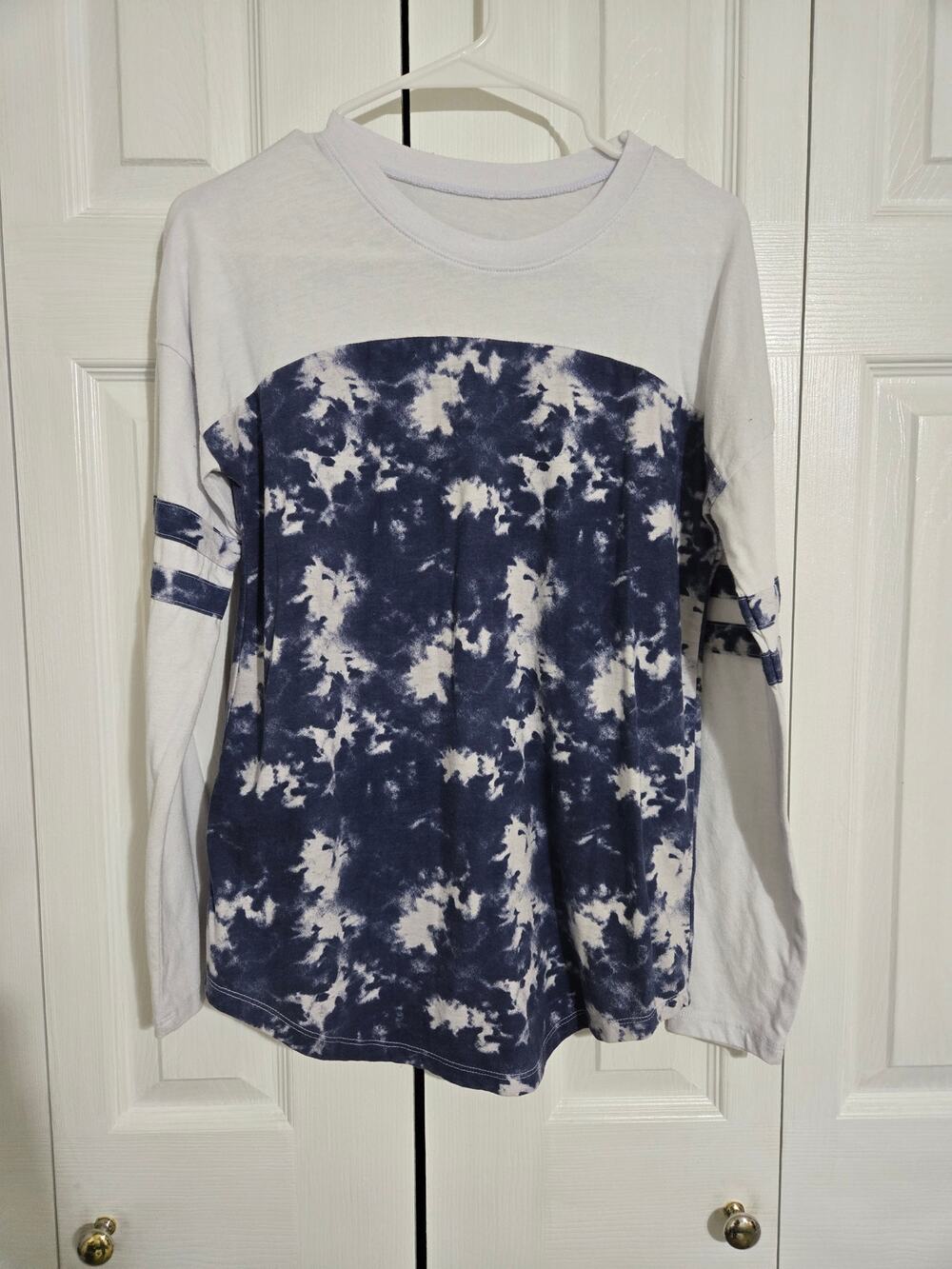 Flirtitude xs women's long sleeve blue and white tie-dye top